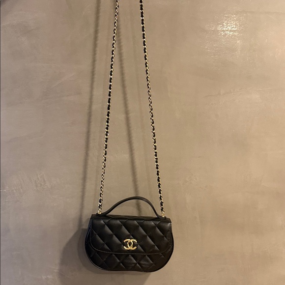 Chanel Black Quilted Crossbody with Gold Accents - Picture 4 of 12